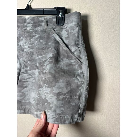Spanx Stretch Twill Shorts Camo size M - Picture 2 of 5